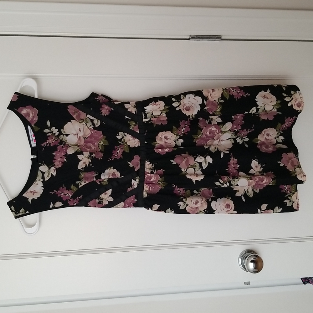🛍 2/$25 Three Pink Hearts Floral Sleeveless Dress
